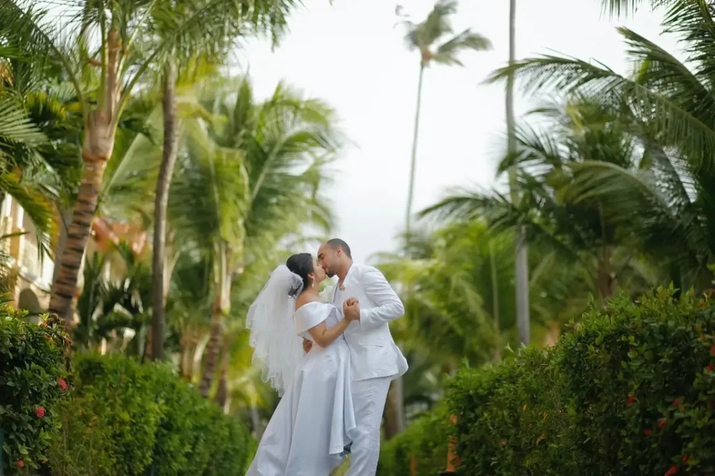 Cartagena wedding kiss