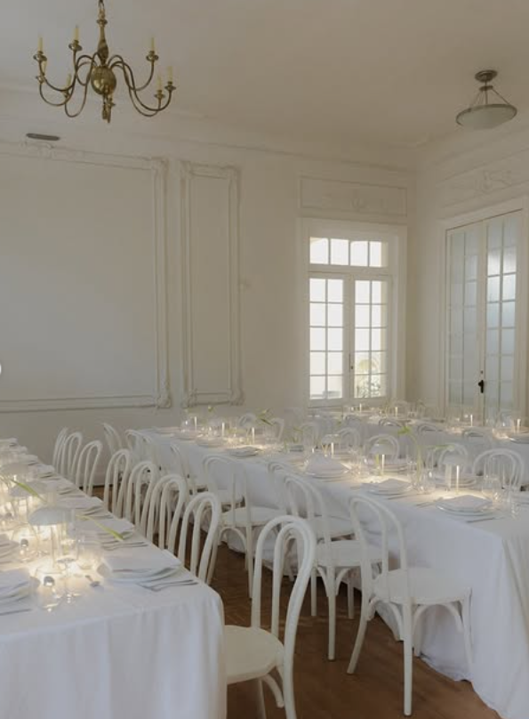 Spacious historic event hall with imperial tables prepared for a grand wedding banquet at Liverpool 76 Mexico City.