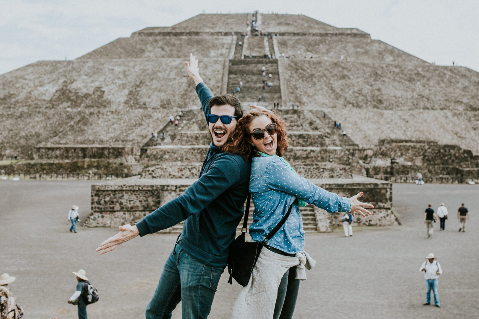 Couple exploring the Teotihuacán Pyramids during a private tour from Mexico City